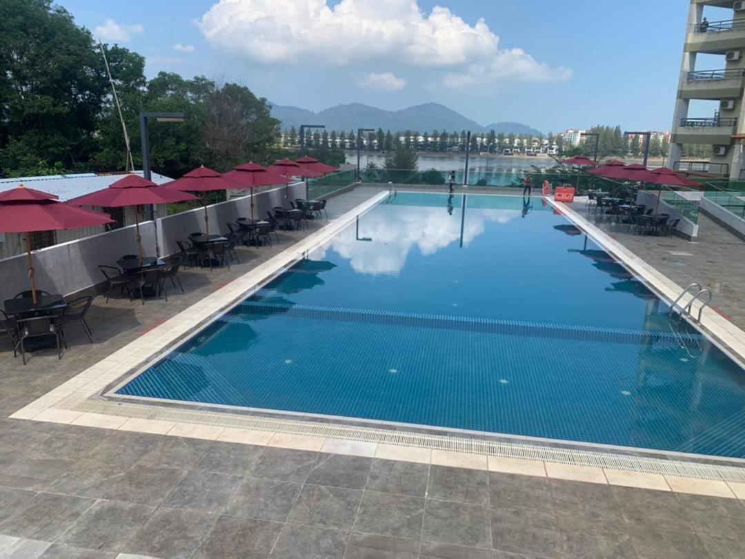 Marina Heights Hotel Residency Lumut Esterno foto